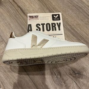 New in box Extra White Platine VEJA sneakers